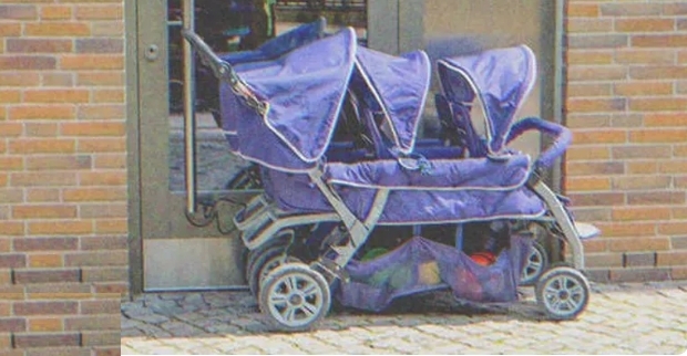 Polizist findet leeren Kinderwagen für Drillinge neben verlassenem Laden und hört Babygeschrei aus dem Gebäude - Story des Tages